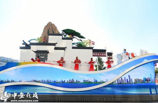 “美好安徽”彩車：展現(xiàn)多姿多彩的徽風皖韻，奏響爭當改革先鋒的時代強音
